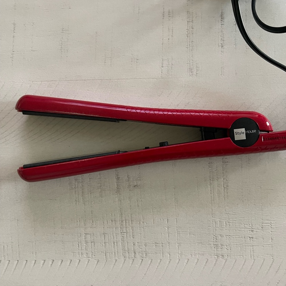 Style House Red Hair Straightener 1”